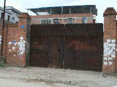 南梧大道獅山公園后大雞村獨(dú)院汽車修理廠招租，兼營(yíng)汽車出租業(yè)務(wù)